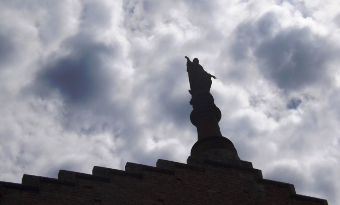 statue nuages