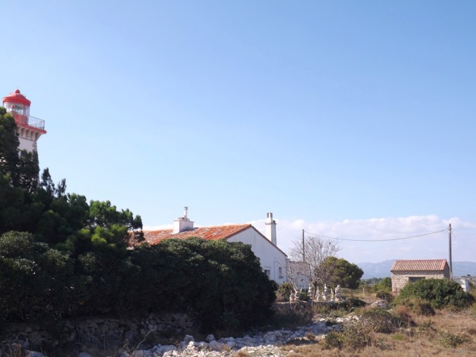 sur le côté du phare