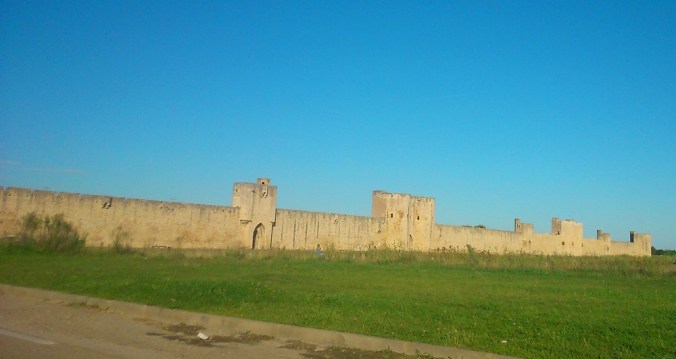 vue sur les remparts depuis voiture