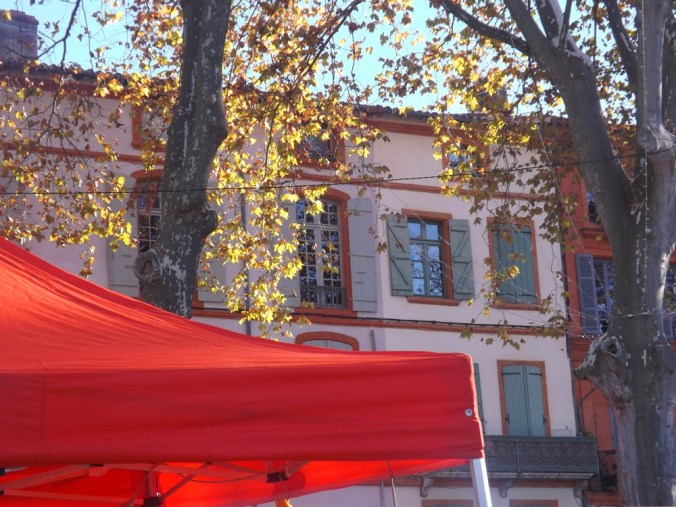 façade et tente rouge