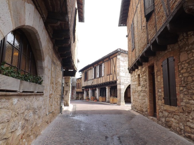 rue entre le parking et la place des arcades à Casteanau de Montmiral