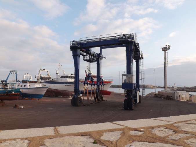appareil servant a sortir les bateaux de l'eau aire de carenage mole st louis sete
