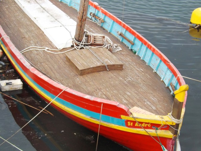 bateau amarre au mole st louis a sete