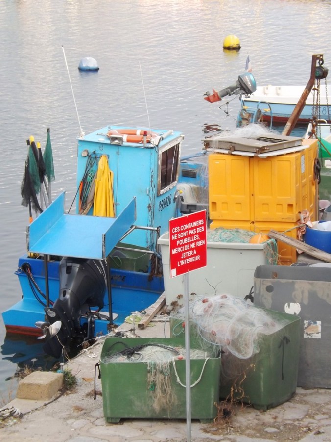 bateaux pour la peche et containers mole st louis sete