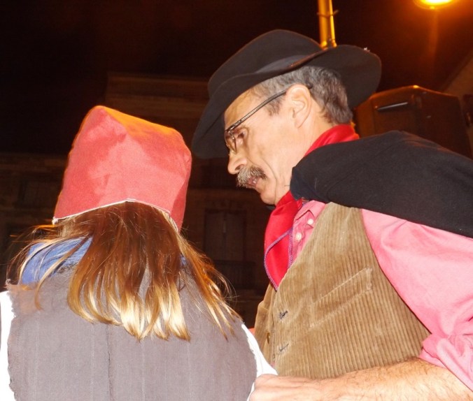 claude alranq et la petite fille pour le rituel de cacha fuoc a pezenas