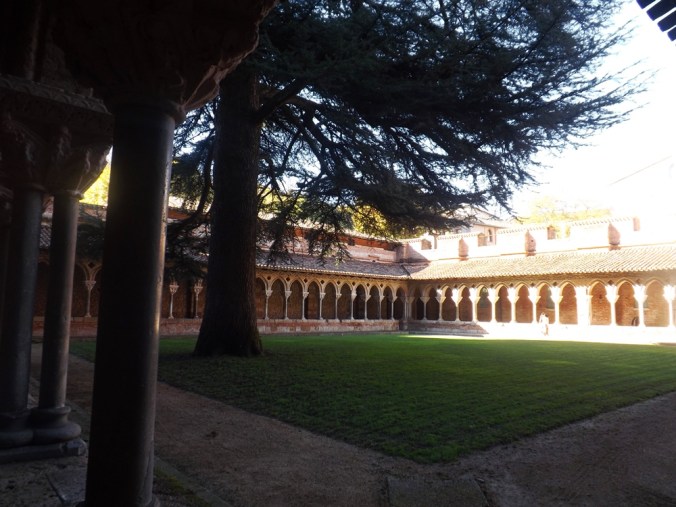cloitre vue depuis l'arbre abbaye moissac