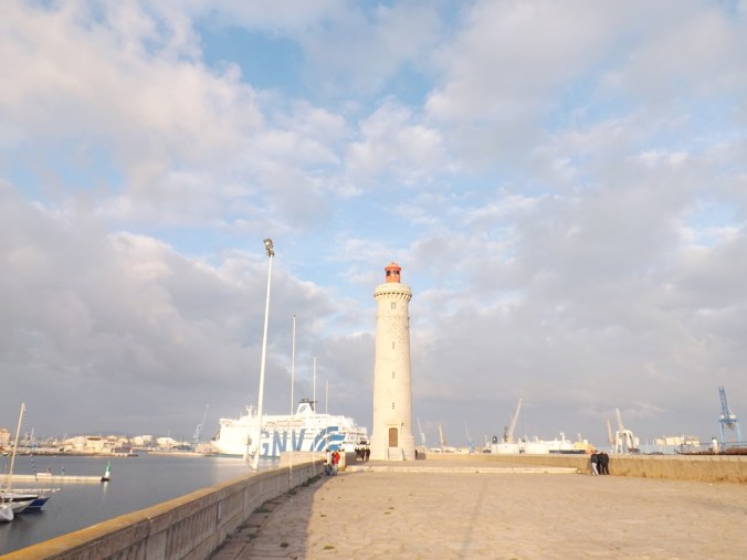 en aaproche du phare du mole st louis a sete