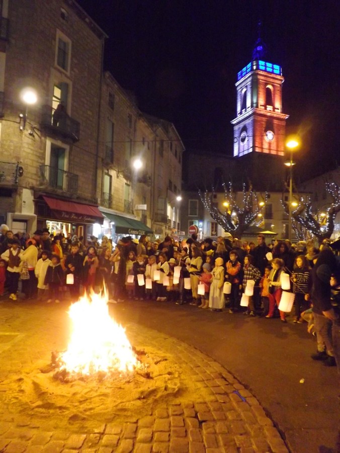 enfants autour du feu pour le rituel de cacha fuoc lors de la pegoulade a pezenas en ddecembre 2015