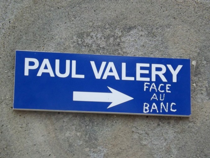 fleche directionnelle tombe depaul valery cimetiere marin de sete