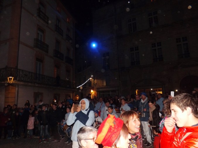 foule place Gambetta pour regarder le Poulain de Pezenas durant Nadal 2015