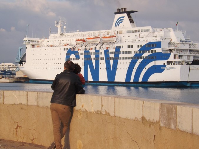 fred et matthieu regardent un ferry de croisiere dans le port de sete