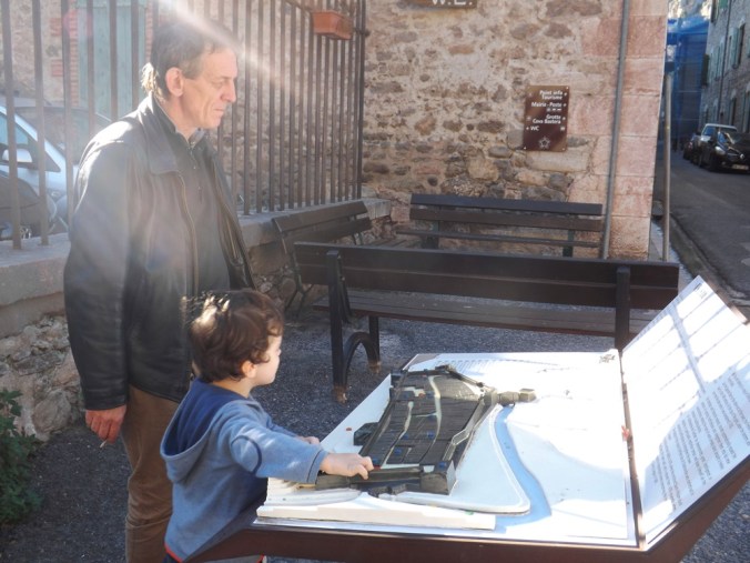 frederic et matthieu devant la maquette de la ville de villefranche de conflent