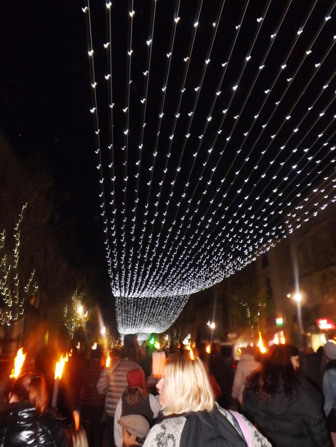 illuminations et procession aux fmabeaux lors de la pegoulade 2015 a pezenas