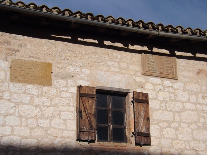 inscriptions place de l'hôpital à castelnau de montmiral