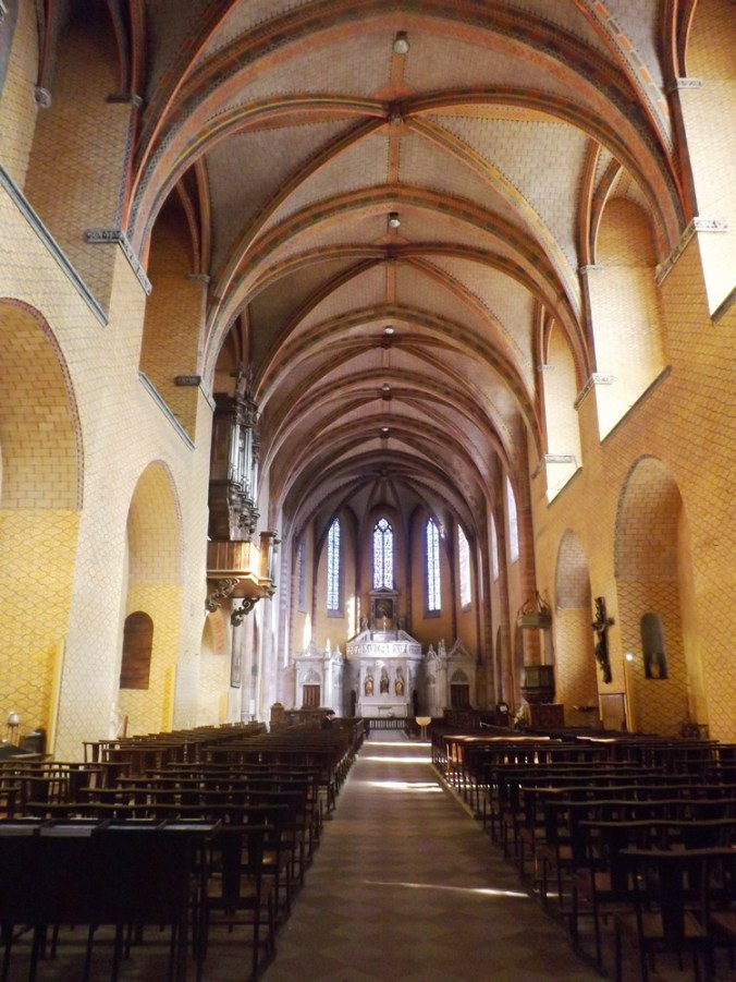 intérieur peint de l'eglise abbatiale st pierre de moissac