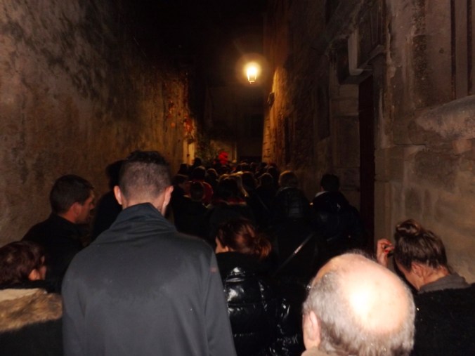 la foule dans les rues du coeur historique pezenas nadal 2015