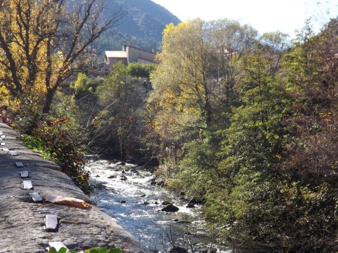 la rivière qui passe aux pieds desr emparts de villefranche de conflent