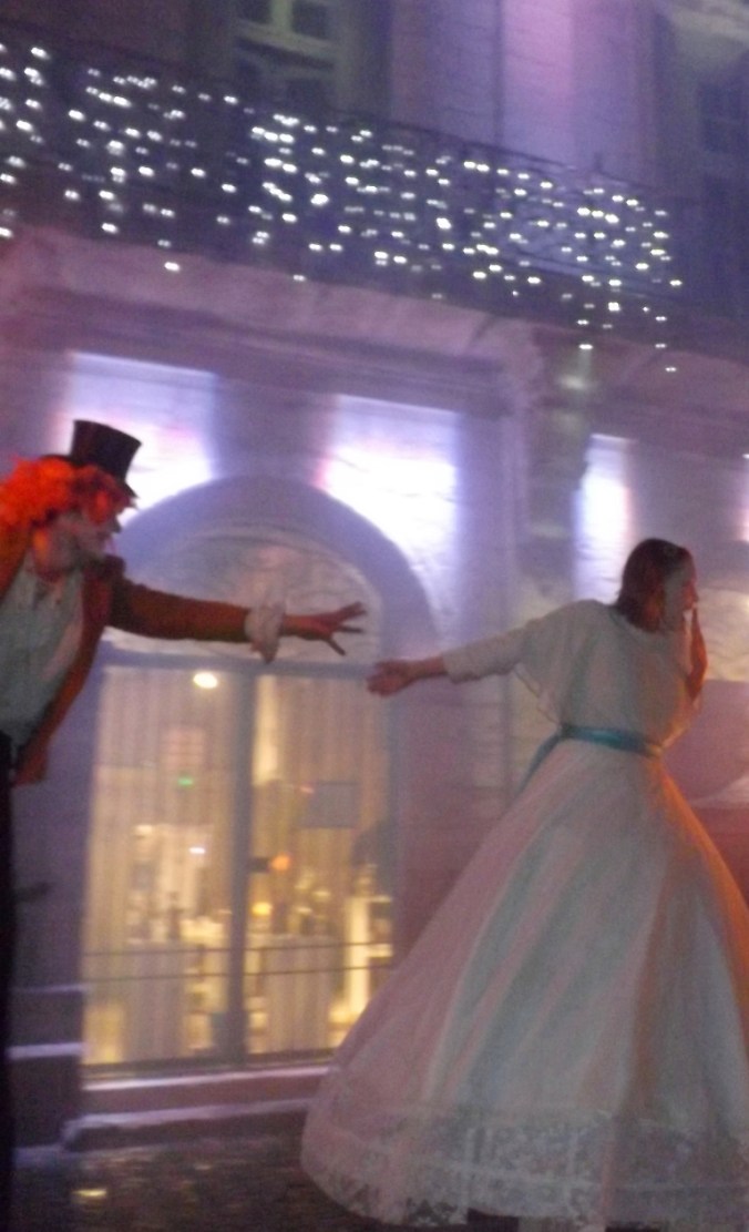 le chapelier essaie d'attraper alice noel pezenas