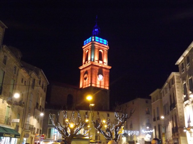 le clocher de la collegiale st jean de pezenas en couleur rouge et bleue