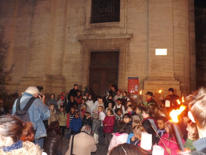 Les enfants de la calandreta chantent devant la collégiale lors de la pegoulade pezenass decembre 2015