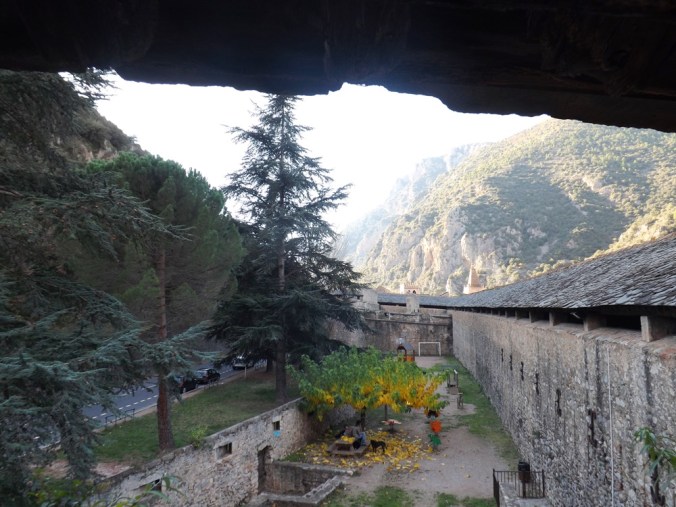 les fortifications extérieures vus de l'intérieur des remparts de villefranche de conflent