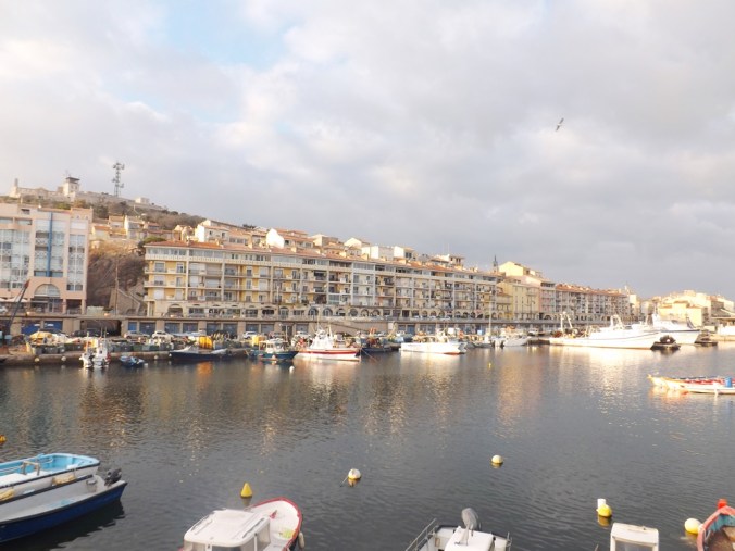 les quais vus depuis le mole st louis a sete