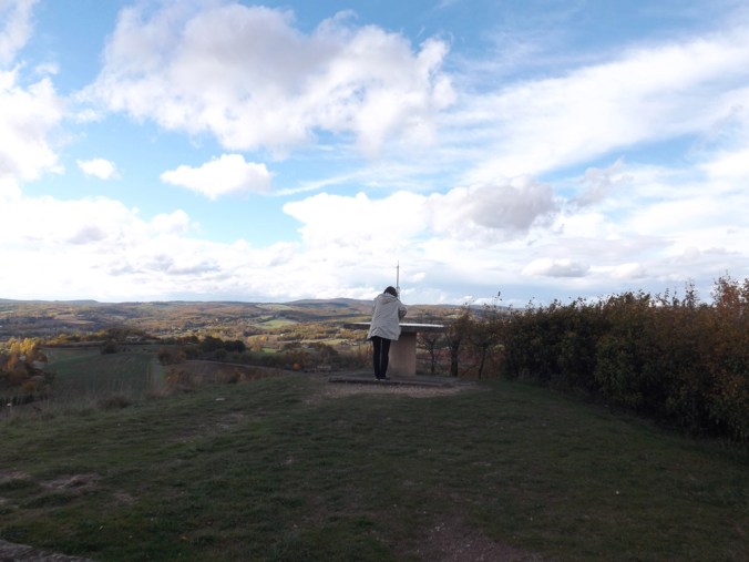 maman à la table d'orientation du pechmiral de castelnau demontmiral