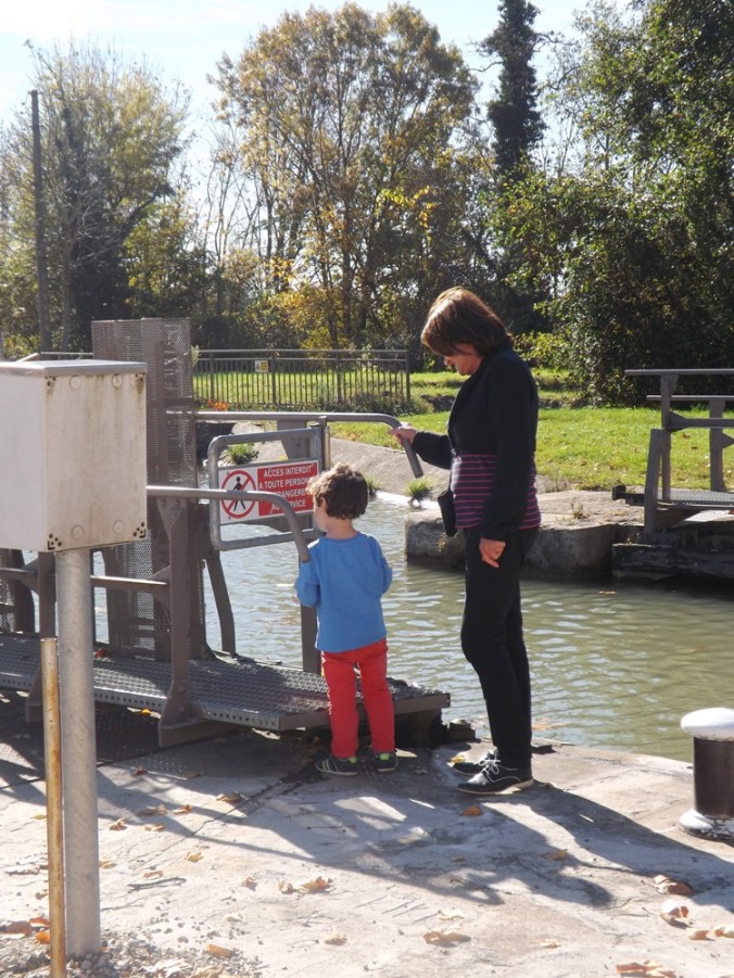 mamie surveille Matthieu au bord du canal de Garonne