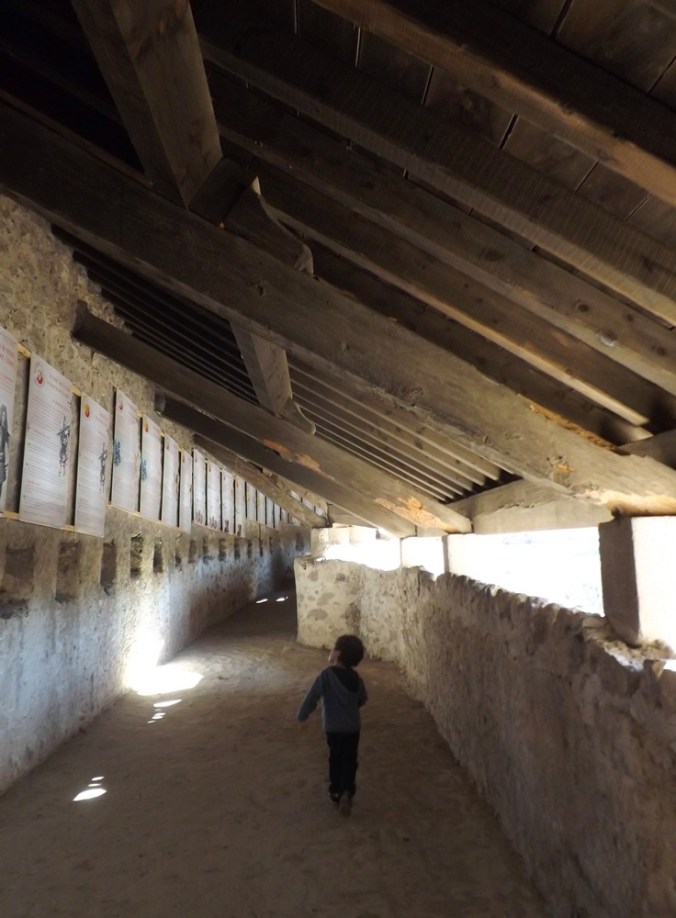 matthieu regardant les panneaux des personnages lies a la construction des remparts de villefranche de conflent