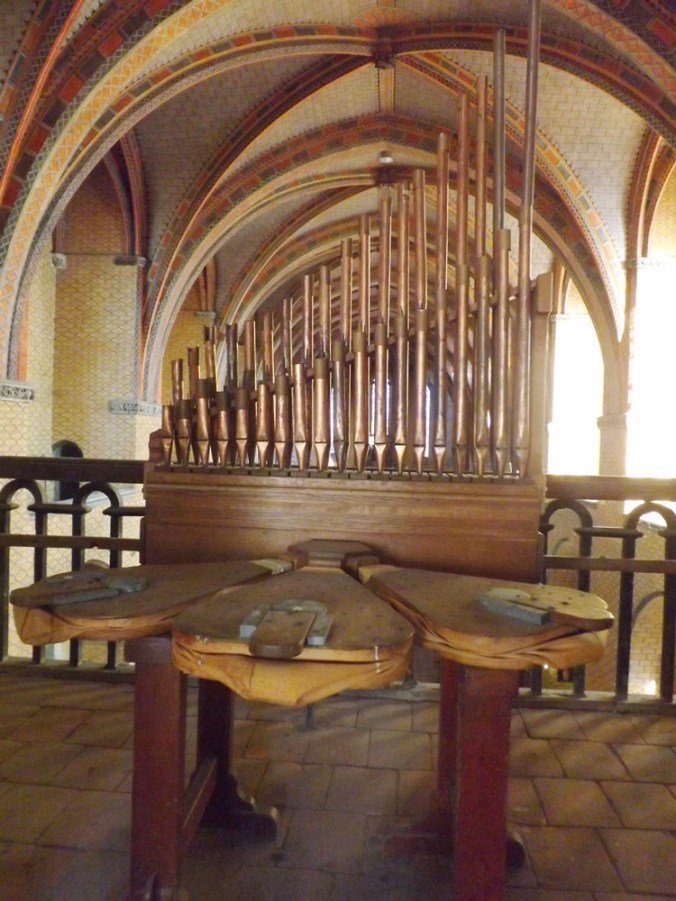 orgue du Xème s dans la salle st michel de l'abbaye de moissac