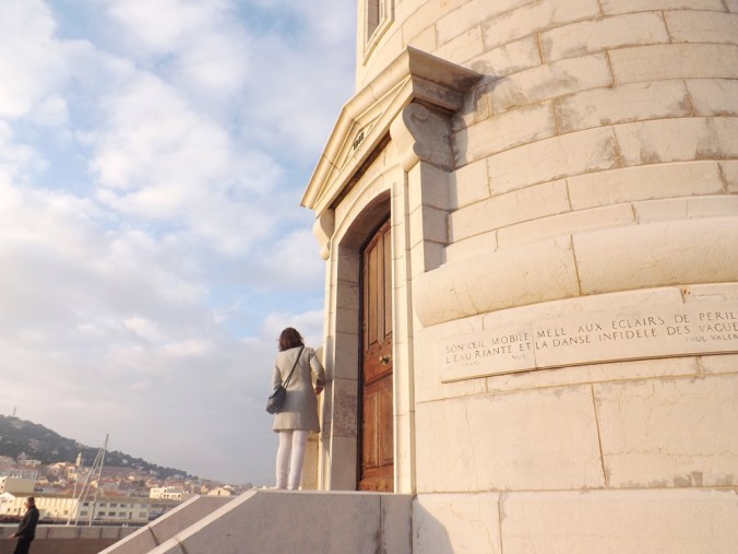 pauline en haut des marches du phare mole st louis sete
