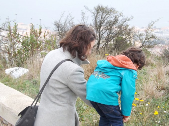 pauline et matthieu cueillent des fleurs sur le panoramique de sete