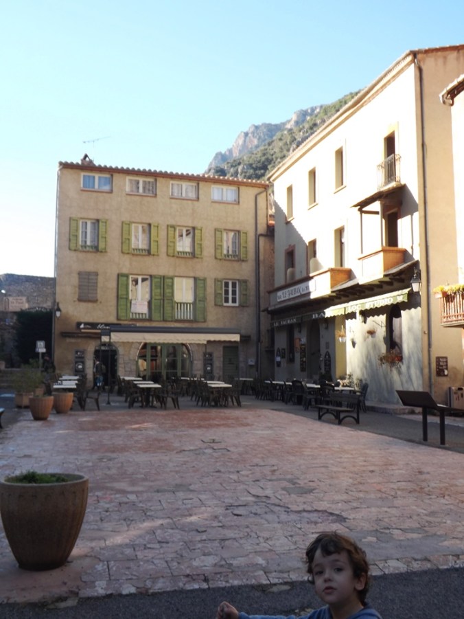 place devant l'hotel de ville de villefranche de conflent