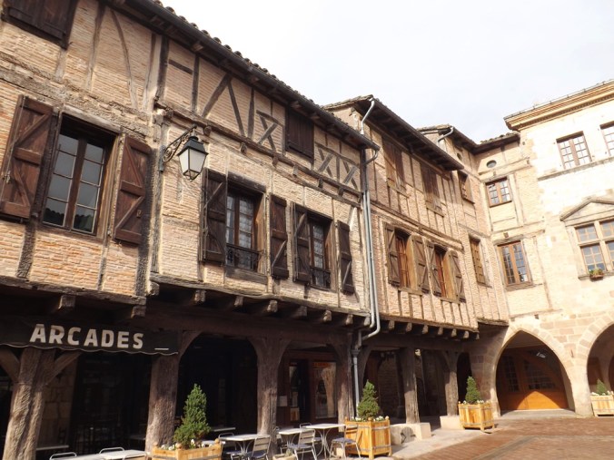 placedes arcades du côté du bar