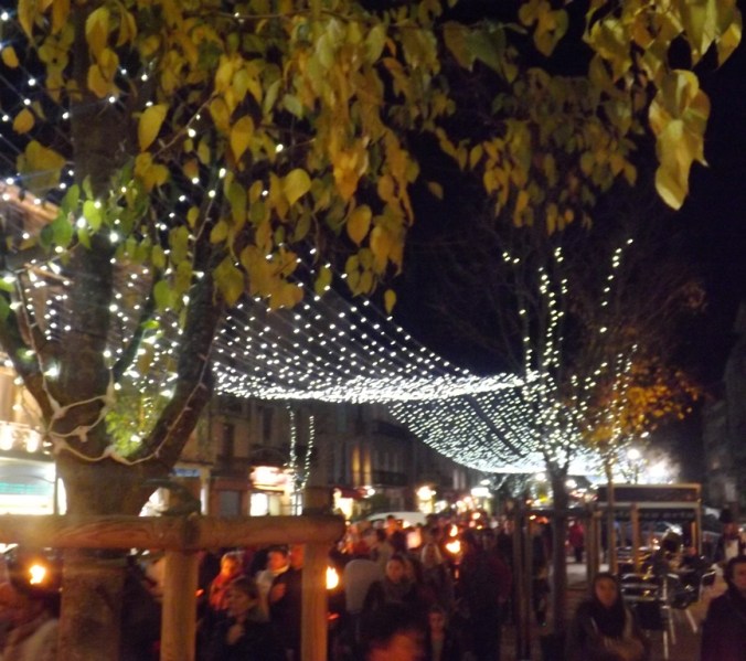procession au flambeau cours jean jaures pezenas pegoulade 2015