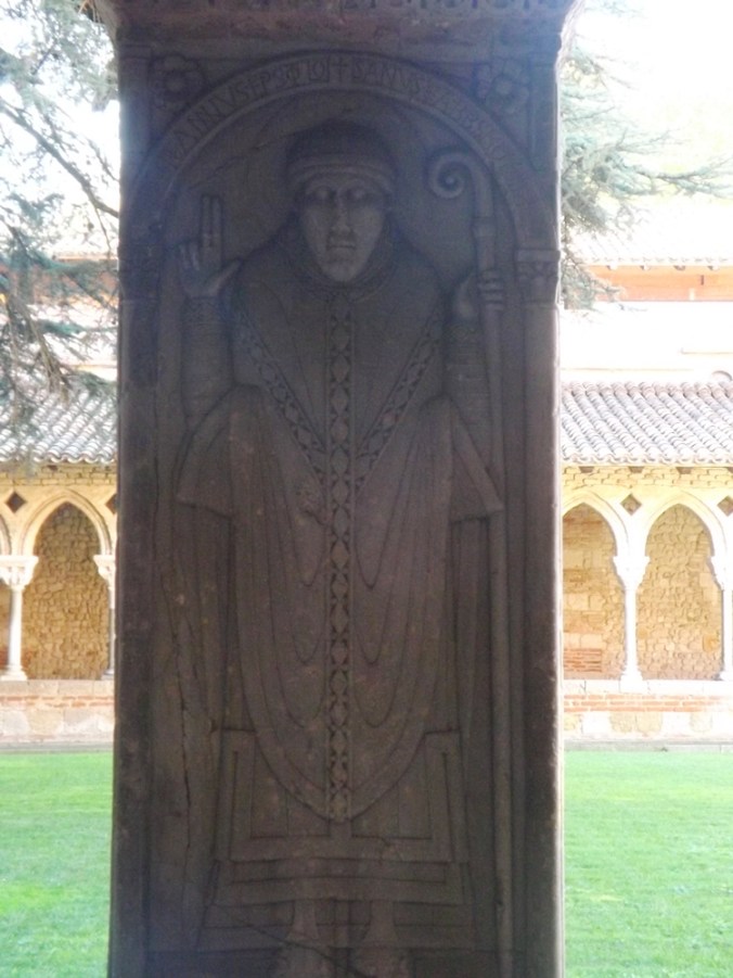 un des apotres cloitre de l'abbaye de moissac