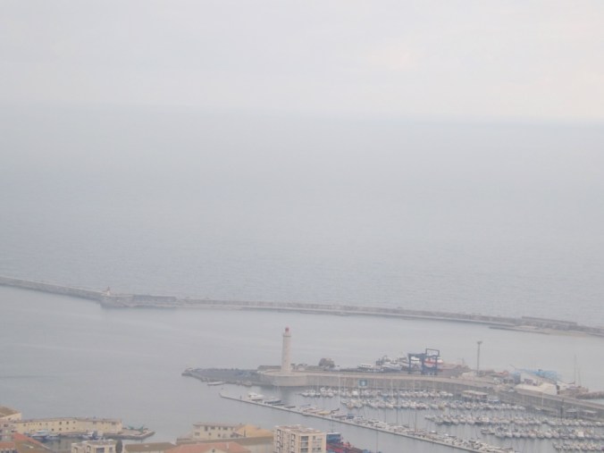 vue rapprochee du mole st louis et du phare depuis le panoramique de sete