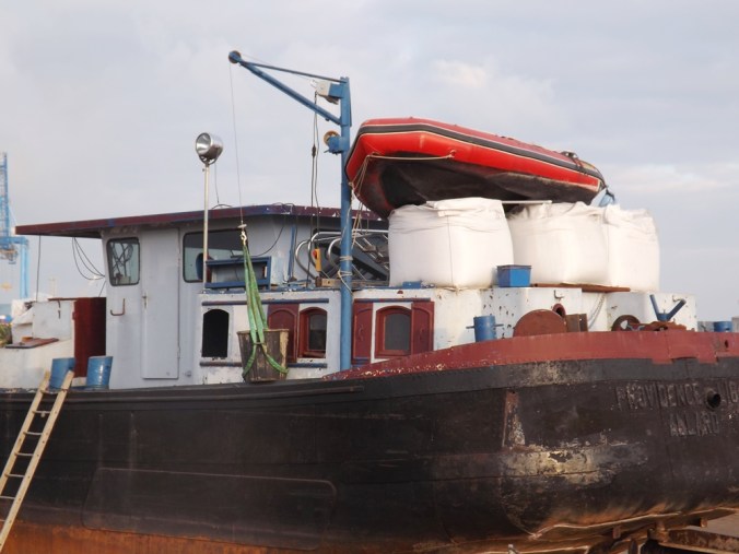 vue rapprochee vieux bateau en bois sur cale mole st louis sete