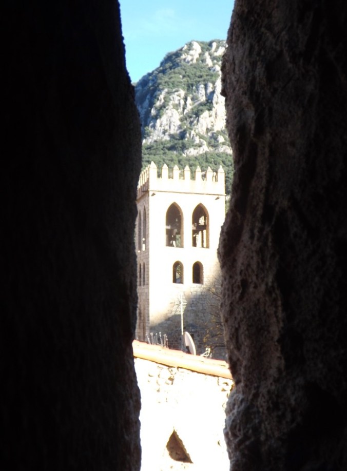 vue sur le clocher de l'eglise st jacques depuis meurtriere dans les remparts de villefranche de conflent