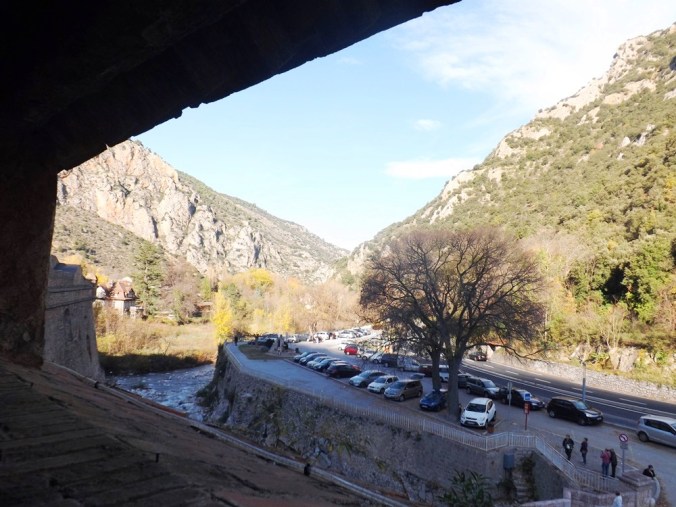 vue sur le parking depuis les remparts de villefranche de conflent