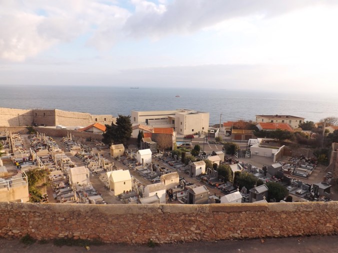 vue sur le theatre de la mer depuis le cimetiere marin de sete
