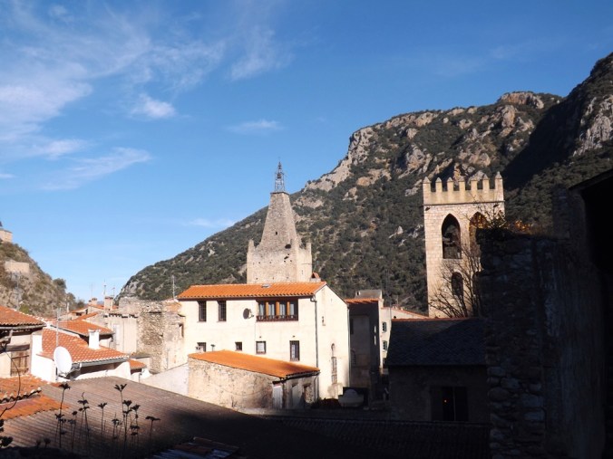 vue sur les toits de villefranche de conflent depuis les remparts d