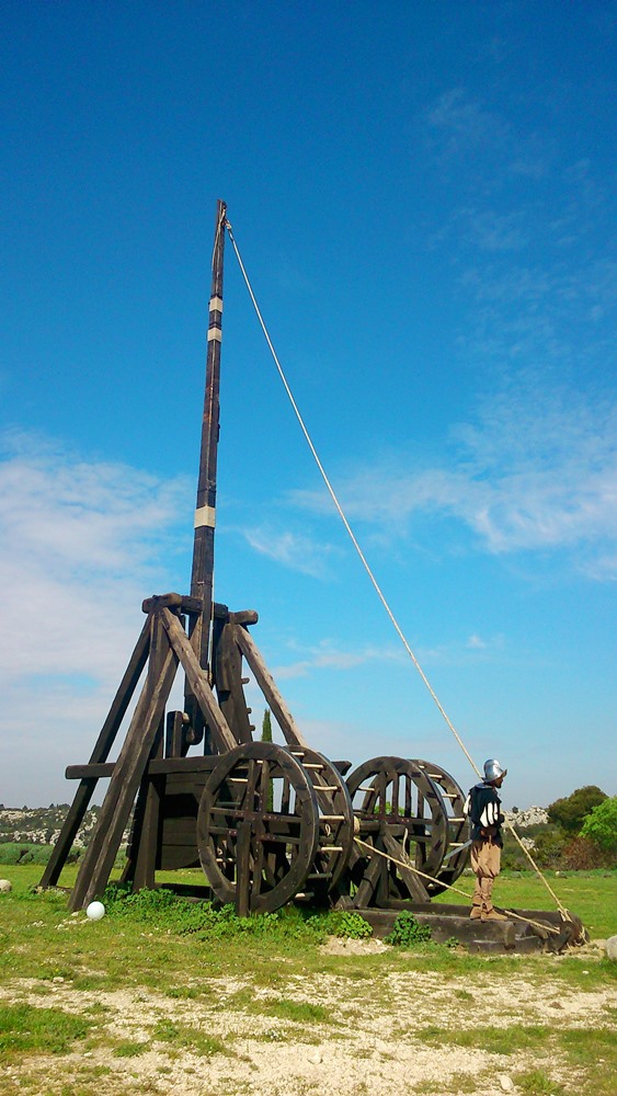 animation utilisation d'une catapulte au chateau des baux de provence