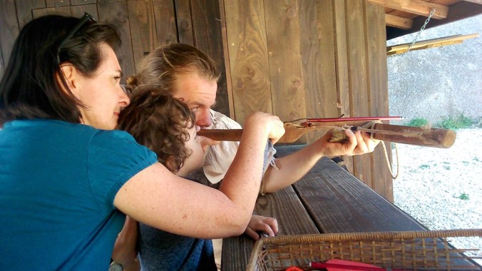 arbaletrier qui montre a matthieu au chateau des baux de provence