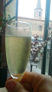 coupe de champagne au restaurant pres des arenes d'Arles
