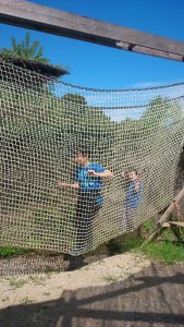 Franck et Matthieu dans un pont en filet au parc teraventure de st christol