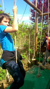 franck franchit un obstacle avec des cordes au parc teraventure