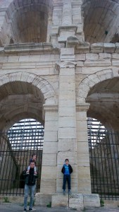 franck, fred et matthieu devant les arenes d'Arles