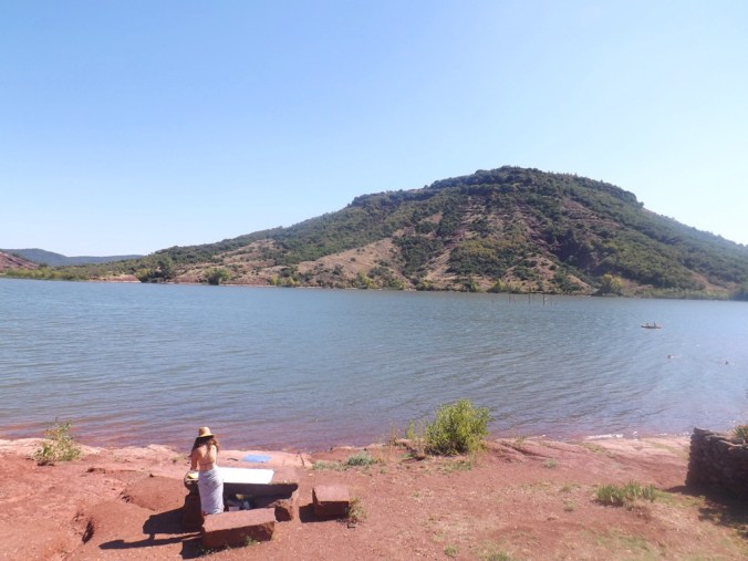 la vue sur le lac depuis la place de la mairie de celles