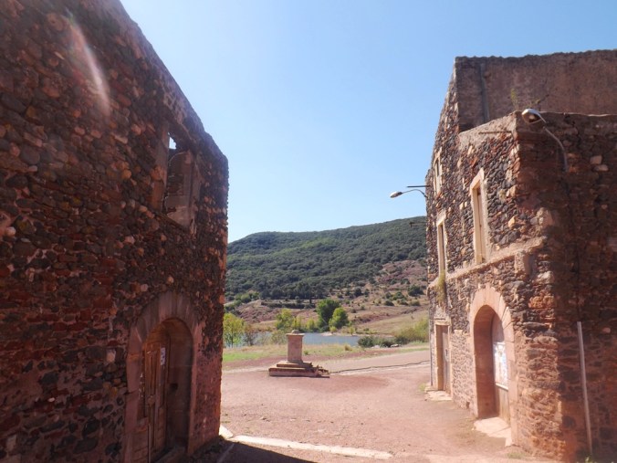 Maisons dans le village de Celles sur le lac du Salagou